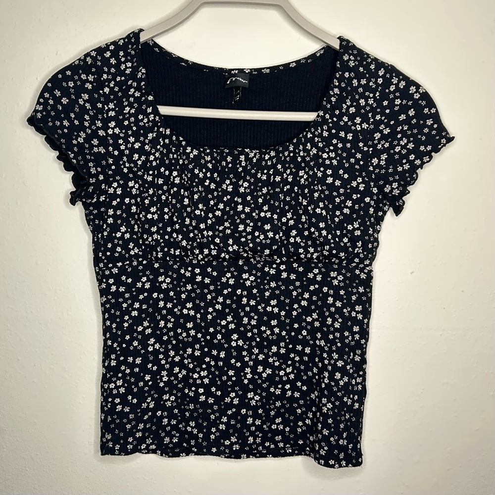 Art Class Size L Black and White Floral Cropped Blouse
